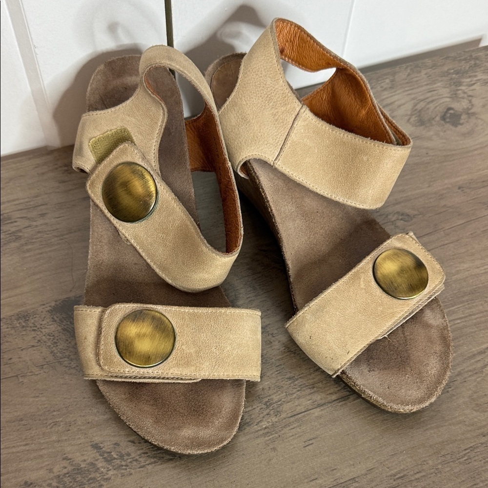 Taos Tan Leather Sandals with Brass Accents - 39 / 8
